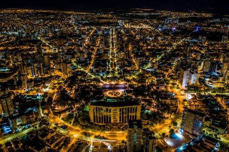 Vista aérea noturna de Goiânia destaca o traçado urbano da capital e a iluminação da região central (Foto: Prefeitura de Goiânia)