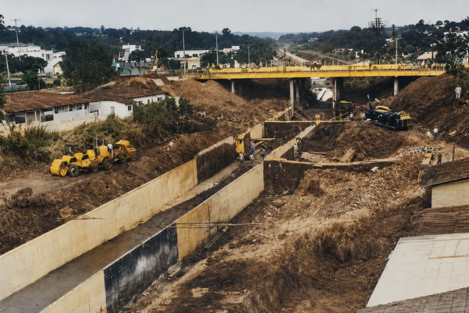 Obras de canalização do Córrego Botafogo, em Goiânia, durante a transformação do fundo de vale que posteriormente receberia o corredor viário (Foto: Reprodução/Palette.fm)