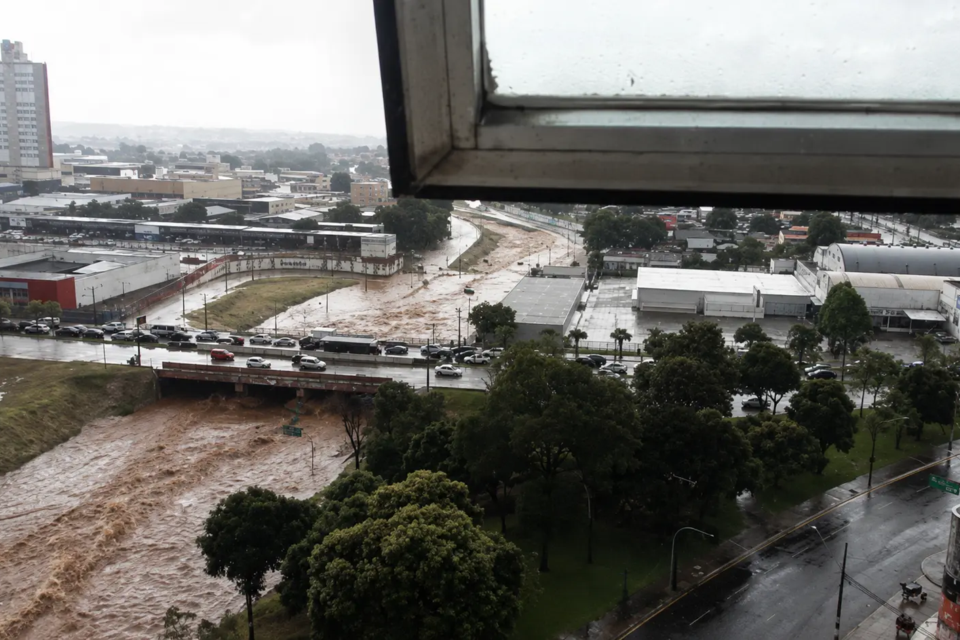 Córrego Botafogo registra forte volume de água durante chuva em Goiânia (Foto: Reprodução/TikTok)