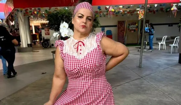 Neifa aparece bem-vestida, usando maquiagem e batom vermelho em uma fotografia da família