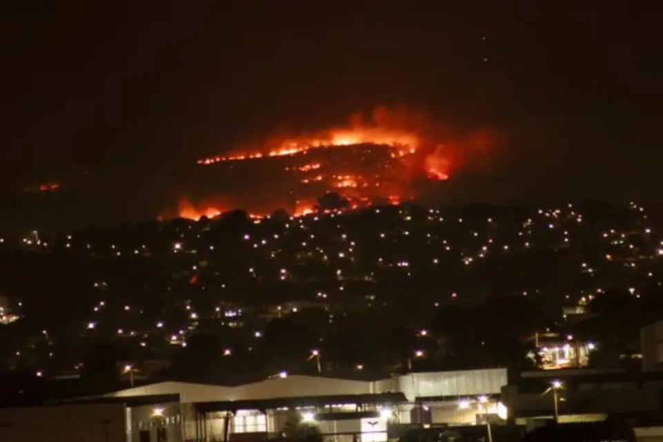 Grande incêndio na região da Serra das Areias preocupa moradores de Aparecida 1 Grande incêndio na região da Serra das Areias preocupa moradores de Aparecida (Foto: Gabriel Branquinho, para o Mais Goiás)