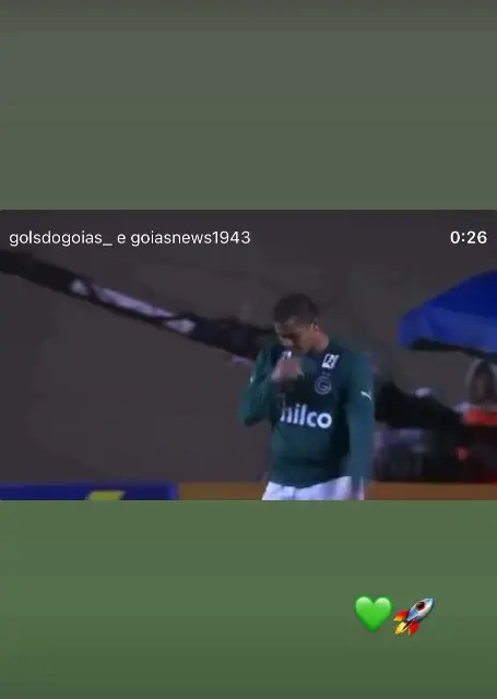 Walter comemorando gol pelo Goiás