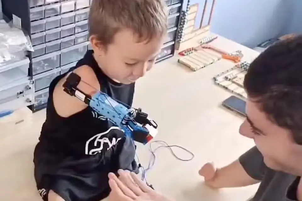 image 1788175724 960x640 1788175734 Conheça o jovem que usou peças de LEGO para construir seu próprio braço robótico e conquistou um Guinness