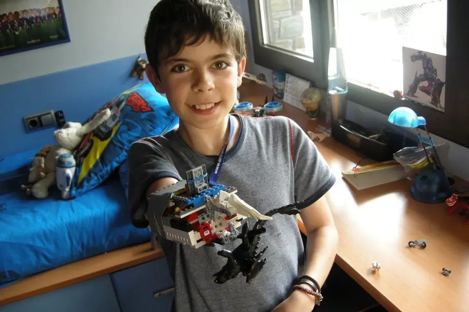 image 1788175786 960x640 1788175795 Conheça o jovem que usou peças de LEGO para construir seu próprio braço robótico e conquistou um Guinness