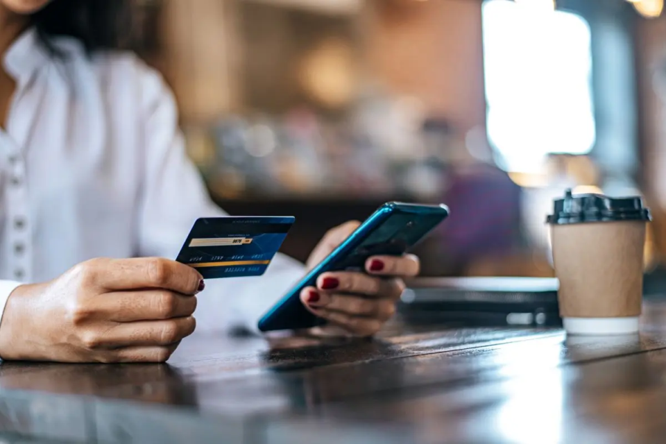 pay-goods-by-credit-card-through-smartphone-coffee-shop-1788214781