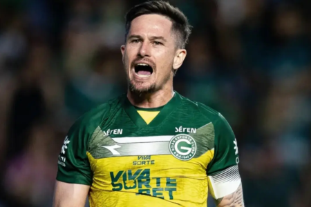 Goleiro Tadeu completa 400 jogos com a camisa do Goiás
