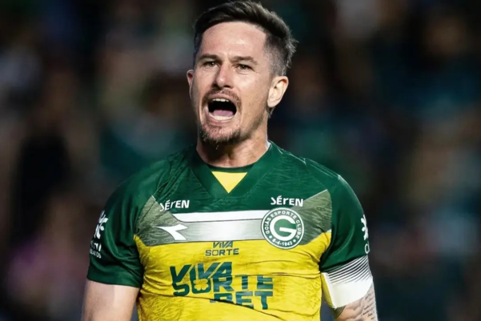 Goleiro Tadeu completa 400 jogos com a camisa do Goiás