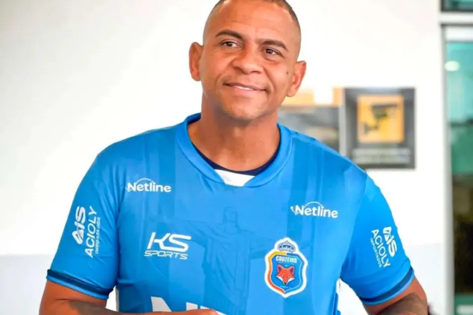 Walter comemorando gol pelo Goiás