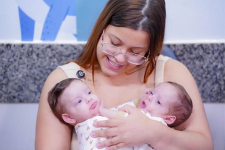 Gêmeas siamesas Maria Helena e Maria Eva com a mãe - (Foto: reprodução/HECAD)