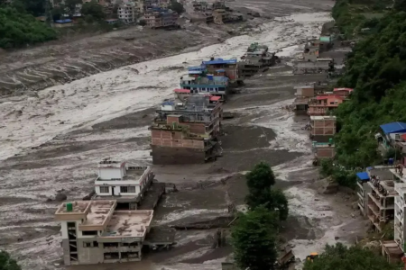 Número de mortos após enchentes entre Nepal e Tibete passa de 335; cerca de 1,5 mil seguem desaparecidos Desastre atingiu vilarejos, estradas