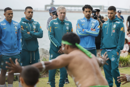 Carlo Ancelotti e jogadores da seleção na Austrália