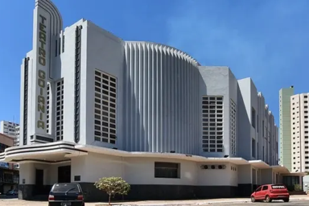 Teatro Goiânia, no Centro da capital, é um dos principais exemplares da arquitetura art déco e reúne elementos inspirados no estilo streamline (Foto: Prefeitura de Goiânia)