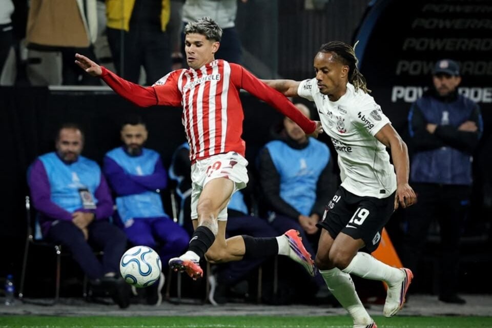 Jogo entre Corinthians e Estudiantes