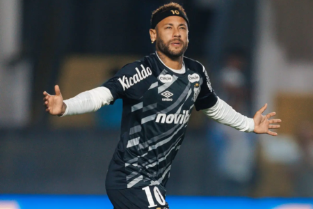 Neymar com a camisa do Santos