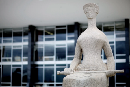 Estátua em frente ao prédio do STF