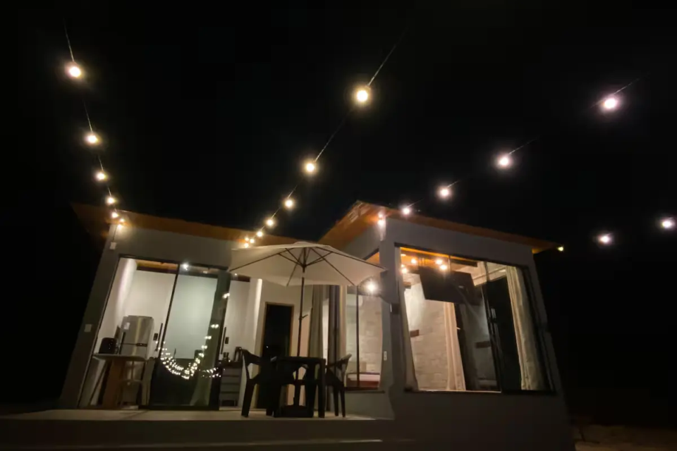 Uau Chalé, em Pirenópolis, tem jacuzzi privativa com vista para as montanhas, paredes de vidro e estrutura voltada para casais (Foto: Reprodução/Airbnb)