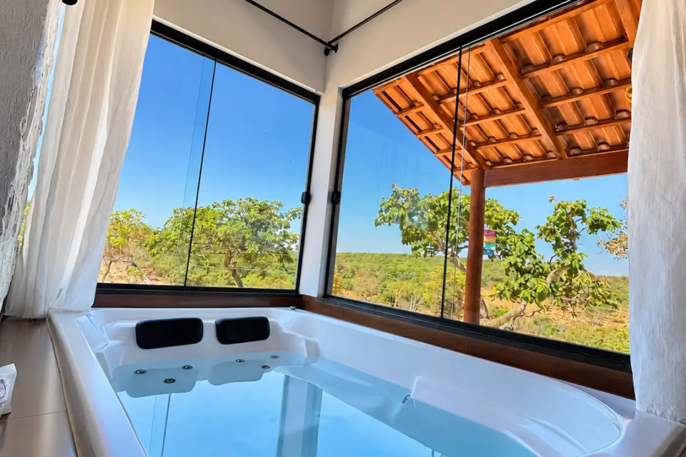 Chalé Talismã, em Pirenópolis, acomoda até duas pessoas e conta com jacuzzi privativa, cozinha equipada e área externa em meio à natureza (Foto: Reprodução/Airbnb)