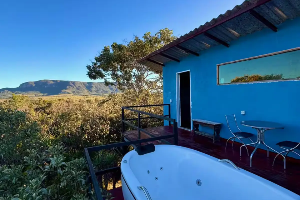 Chalé na Montanha, em Alto Paraíso de Goiás, tem vista para o Morro da Baleia, deck para contemplar o pôr do sol e banheira de hidromassagem (Foto: Reprodução/Airbnb)