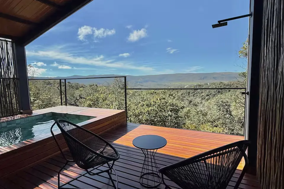 Chalé Avista #2, em Alto Paraíso de Goiás, tem piscina e hidromassagem aquecidas, vista panorâmica e cinema (Foto: Reprodução/Airbnb)