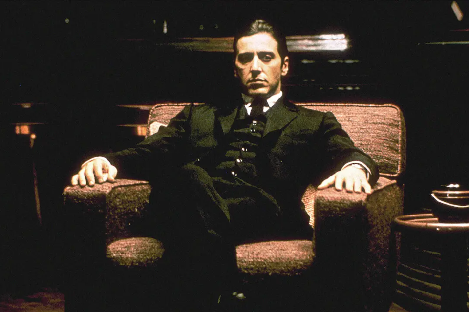 Cena de *O Poderoso Chefão II*, produção que aprofunda as disputas de poder, lealdade e sucessão dentro da família mafiosa (Foto: Reprodução/Paramount Pictures)
