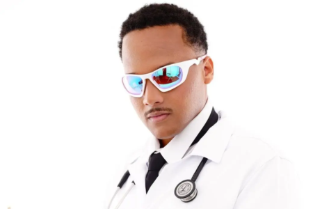 Estudante de medicina denuncia racismo após publicar foto com livro do Racionais MC's Aluno de 24 anos registrou boletim de ocorrência