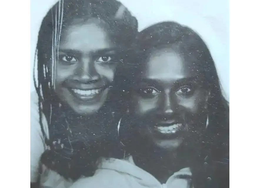 Adotadas por fam&iacute;lias diferentes, amigas descobrem 30 anos depois que s&atilde;o irm&atilde;s de sangue: "nossa intui&ccedil;&atilde;o estava certa"