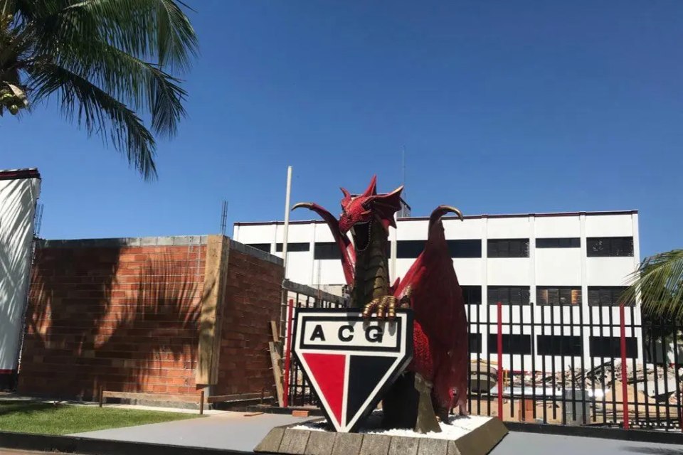 Escultura do Dragão com o escudo do Atlético-GO representa o símbolo histórico do clube (Foto: Reprodução/Atlético-GO)