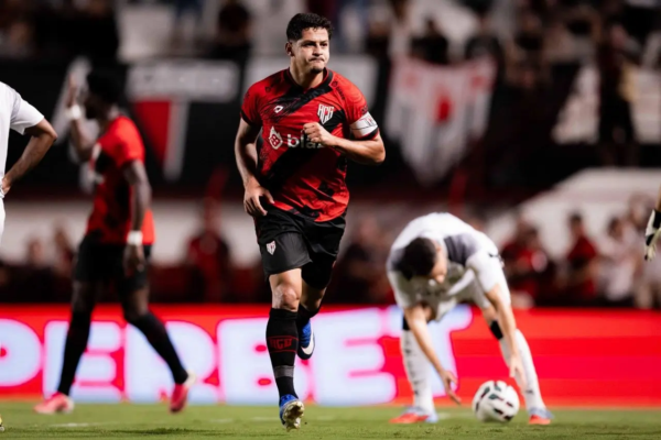 Atlético vence o Ceará e se aproxima do G-6