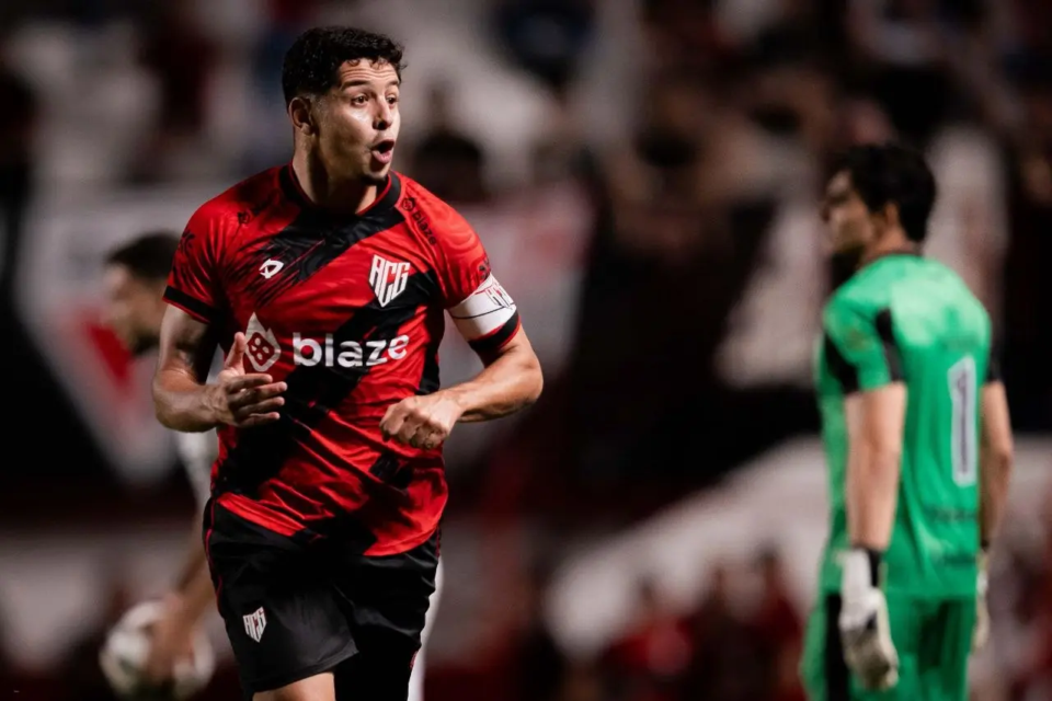 Guilherme Marques comemora gol pelo Atlético