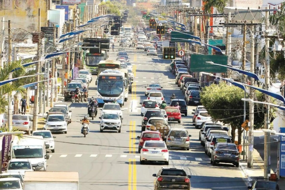 Movimento de veículos na Avenida 24 de Outubro, no bairro de Campinas, em Goiânia (Foto: Alex Malheiros/Prefeitura de Goiânia)