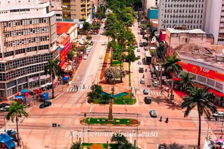 Avenida Goiás, no Centro de Goiânia, mantém no traçado atual parte da lógica do projeto original da capital, com a antiga Estação Ferroviária marcando uma das extremidades do eixo histórico (Foto: Reprodução/TikTok)