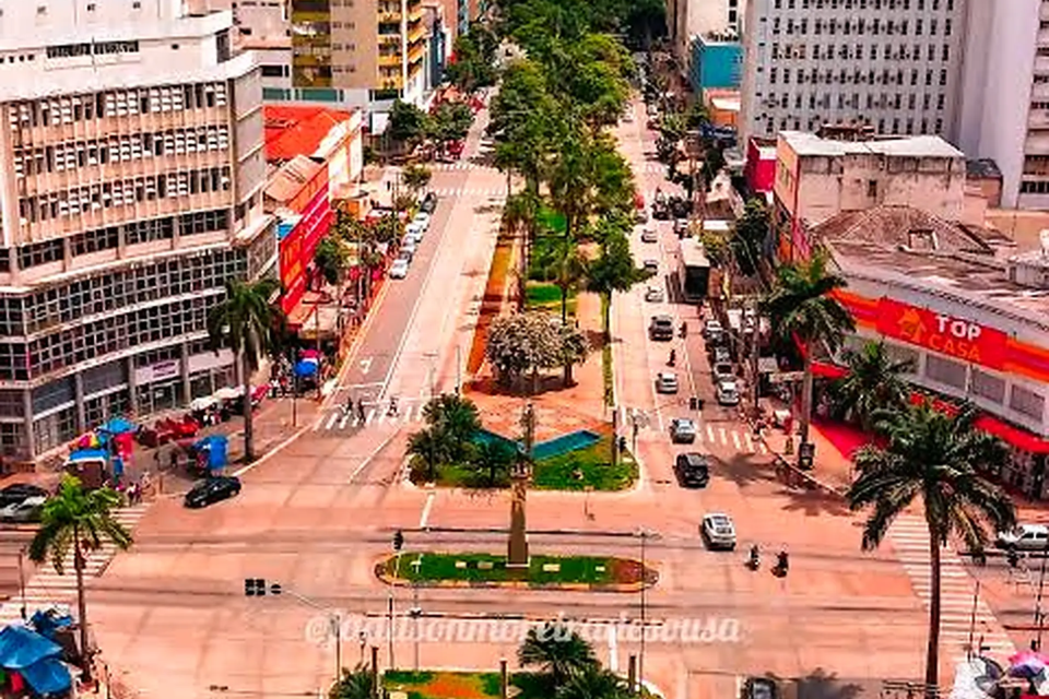 Avenida Goiás, no Centro de Goiânia, mantém no traçado atual parte da lógica do projeto original da capital, com a antiga Estação Ferroviária marcando uma das extremidades do eixo histórico (Foto: Reprodução/TikTok)