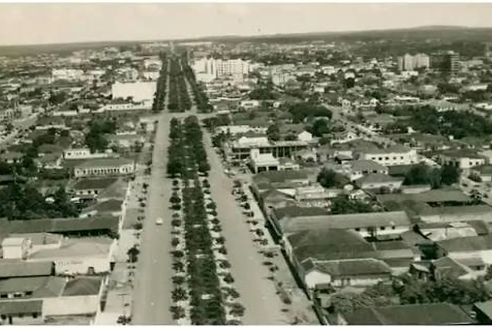 Vista histórica da Avenida Goiás mostra o eixo central e o processo de ocupação urbana do Centro de Goiânia (Foto: Acervo/Prefeitura de Goiânia)