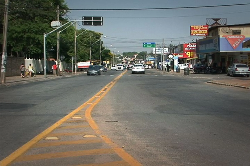 Avenida no Parque das Laranjeiras, em Goiânia, mostra a consolidação do comércio e do fluxo de veículos no bairro ao longo das décadas (Reprodução/TikTok)
