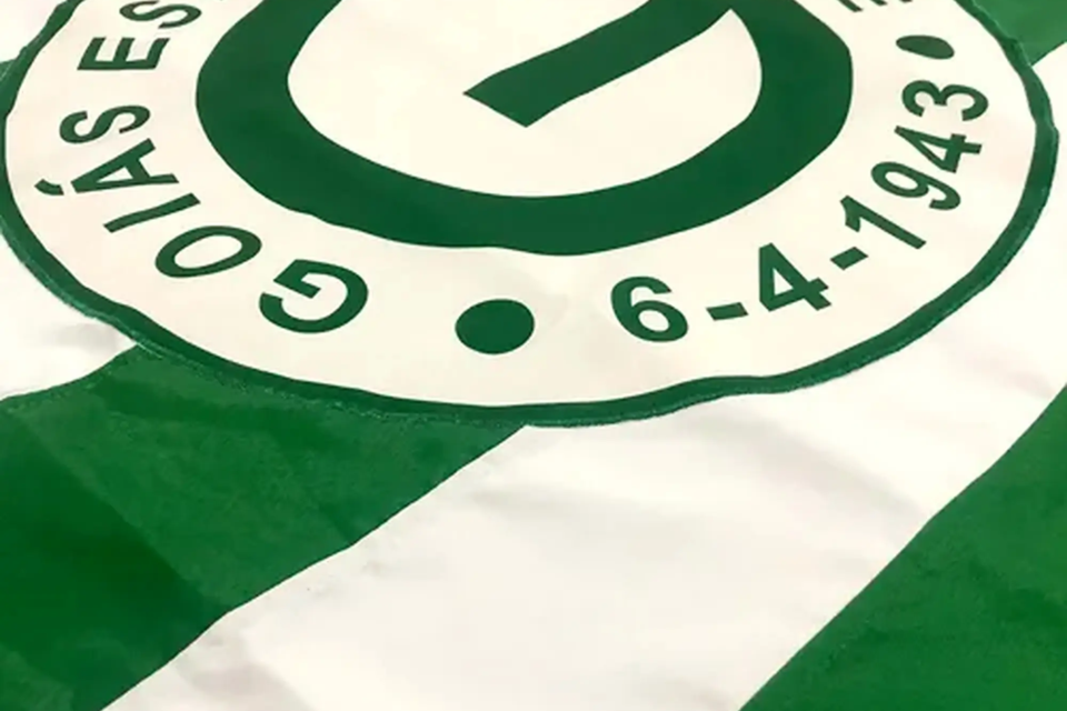 Bandeira oficial do Goiás Esporte Clube destaca o escudo e as cores verde e branca que identificam o time desde sua fundação, em 1943 (Reprodução/Goiás EC)