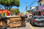 Foto mostra carro capotado e outro com traseira destruída após acidente que deixou bebê em estado grave em Goiânia (Foto: leitor Mais Goiás)