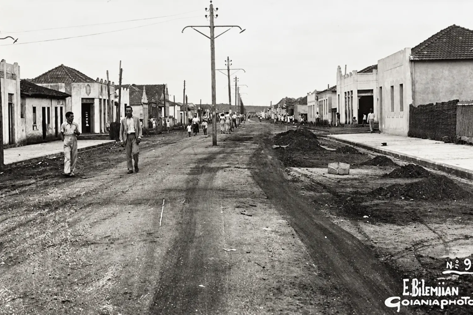 Uma das vias de Campinas durante os primeiros anos de Goiânia, em registro feito pelo fotógrafo Eduardo Bilemjian (Foto: Acervo Eduardo Bilemjian) maisgoias.com.br