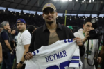 Neymar é presenteado pelo Dallas Cowboys no Maracanã