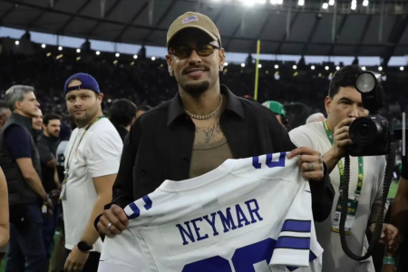Neymar é presenteado pelo Dallas Cowboys no Maracanã