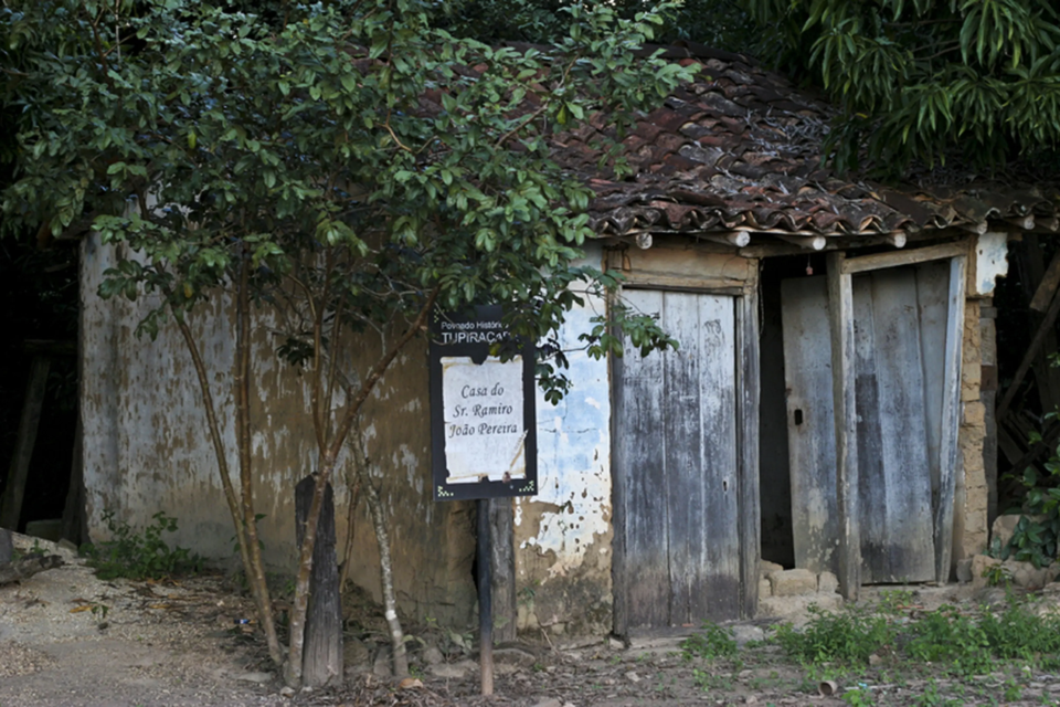 Casa de São Ramiro João Pereira, no povoado histórico de Tupiraçaba, antigo arraial de Traíras, em Niquelândia (GO), preserva características da ocupação tradicional da região (Foto: Reprodução/TikTok)