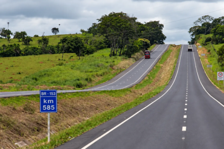 Trecho duplicado da BR-153 em Goiás; pista dupla amplia a capacidade de tráfego e reduz conflitos em ultrapassagens (Foto: Ecovias do Araguaia)