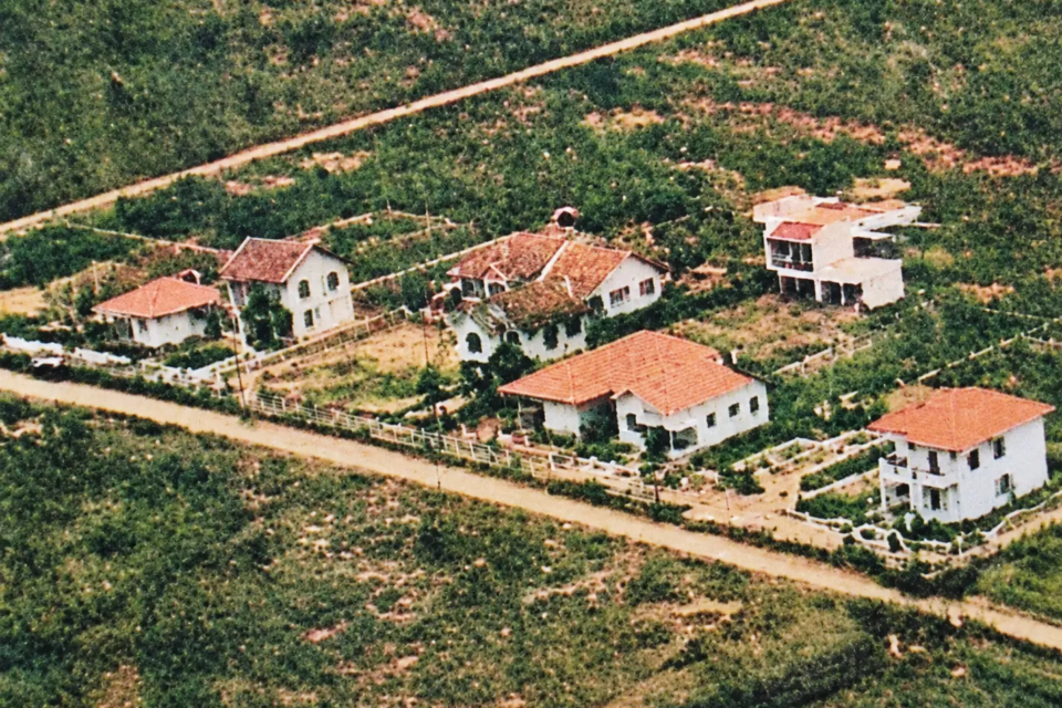 Registro aéreo histórico mostra antigas residências em meio à vegetação, em cenário que remete aos primeiros anos de ocupação da região (Foto: Reprodução/Acervo histórico)