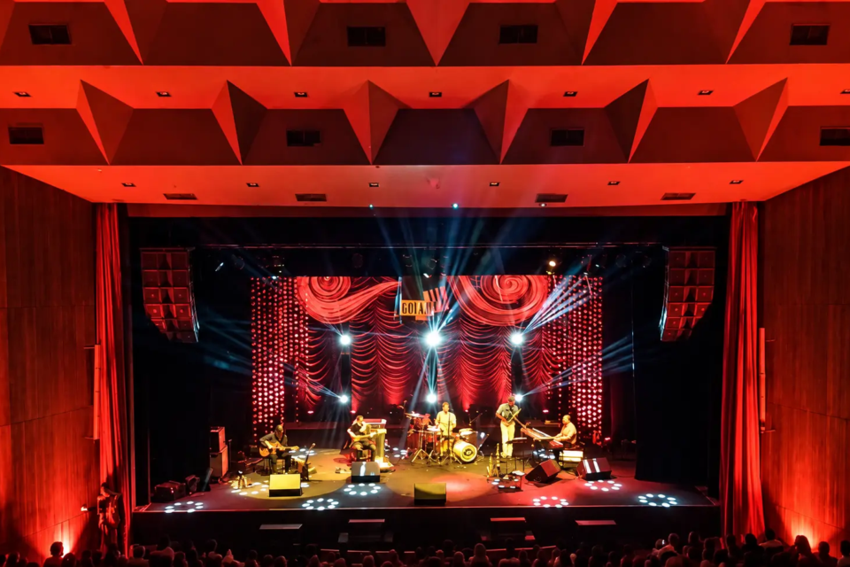Palco do Teatro Goiânia recebe apresentação musical em uma das principais casas de espetáculo da capital (Foto: Prefeitura de Goiania)