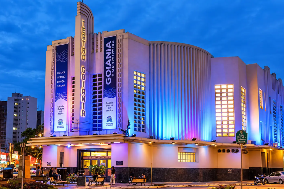 Teatro Goiânia iluminado no período noturno, no Centro da capital, destaca as linhas art déco e os elementos arquitetônicos do edifício (Foto: Prefeitura de Goiânia)
