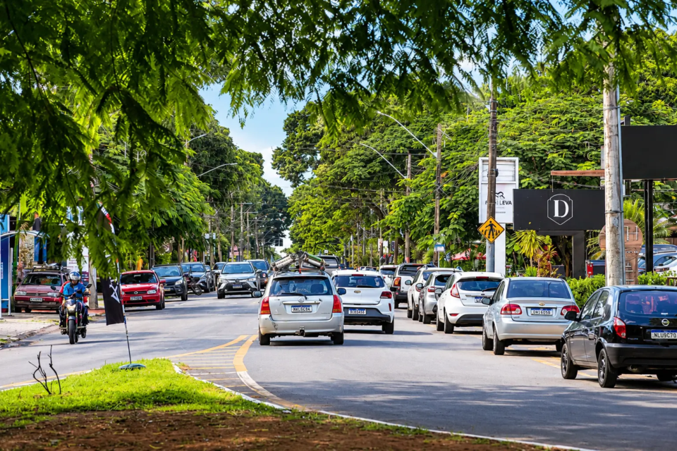 Avenida Flamboyant, no Parque das Laranjeiras, concentra comércio, circulação de veículos e áreas verdes previstas no desenho urbano do bairro (Crédito: Prefeitura de Goiânia)
