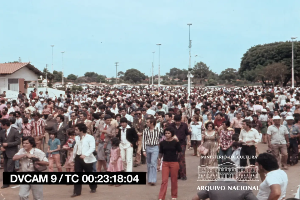Visitantes percorrem as primeiras casas do Parque das Laranjeiras durante a inauguração do conjunto, em 1976; o projeto foi implantado em cinco etapas e previa 1.417 lotes residenciais (Reprodução/YouTube – Arquivo Nacional)