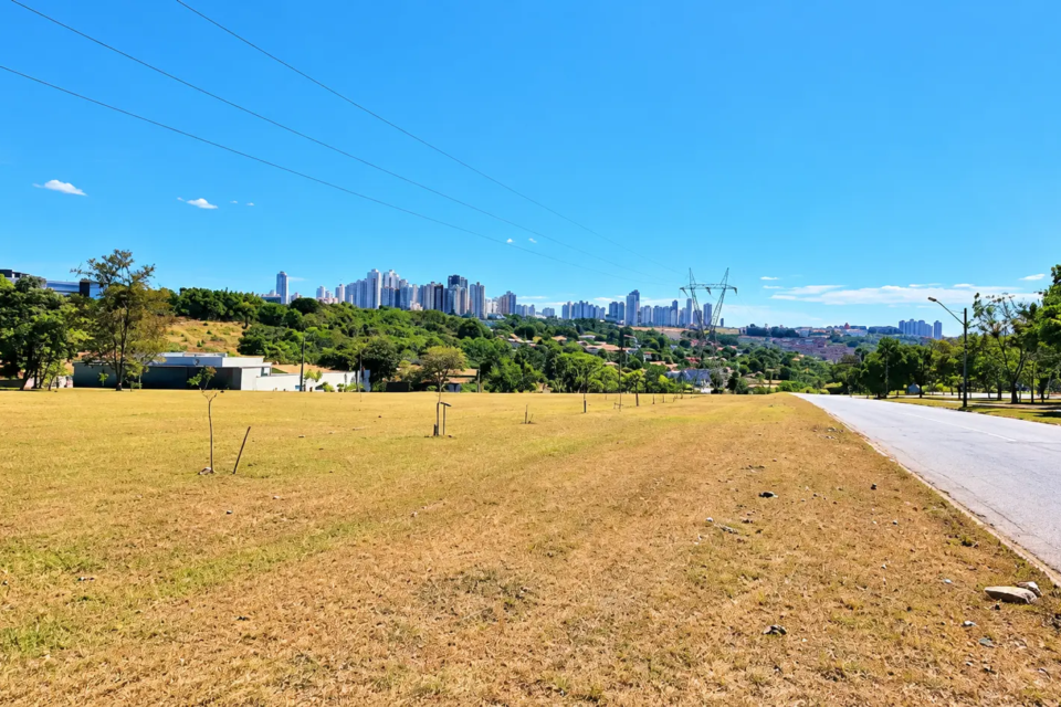 Área aberta no Parque das Laranjeiras, em Goiânia, evidencia a presença de espaços livres e vegetação integrados ao desenho urbano do bairro (Reprodução/TikTok)