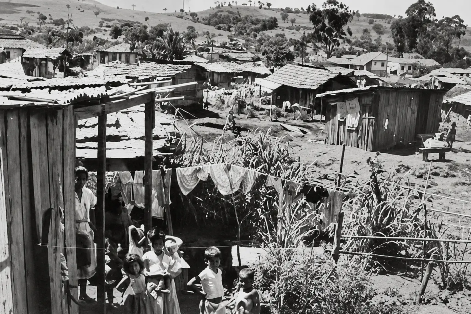 Vila Nova, década de 1930 — Casas de madeira, ruas de terra e famílias de trabalhadores registram os primeiros anos de formação do bairro durante a construção de Goiânia (Crédito: Facebook/Goiânia Ontem e Hoje)