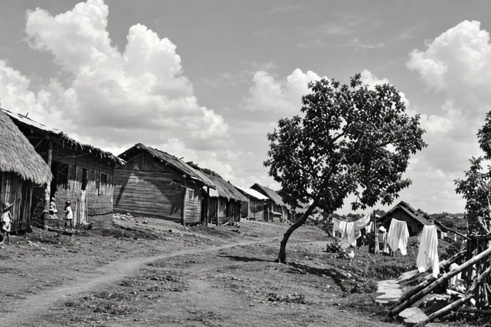 Casas de madeira, ruas de terra e varais marcam a paisagem do Vila Nova nos primeiros anos de formação de Goiânia (Reprodução/Facebook Goiânia Ontem e Hoje)