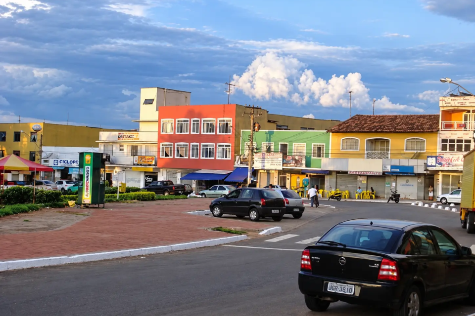 Comércio e circulação de veículos marcam a paisagem urbana do Vila Nova em registro de décadas recentes (Crédito: Facebook)
